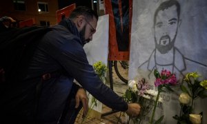 Un hombre coloca flores durante una vigilia en Bogotá, en homenaje a los líderes sociales asesinados en Colombia.- MARCHA PATRIÓTICA