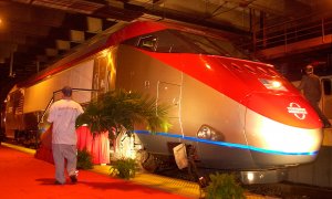 Presentación en la Union Station de Washingtone su modelo de tren de alta velocidad en octubre de 2002. REUTERS/Mike Theiler