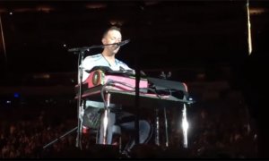 Uno de los momentos en los que Chris Martin interpreta 'Crawling' en homenaje a Chester Bennington. YOUTUBE