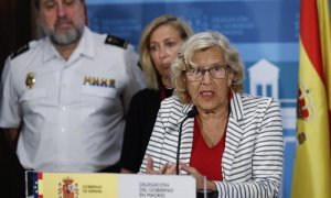 La alcaldesa de Madrid, Manuela Carmena (d), durante una rueda de prensa con la delegada del Gobierno en Madrid. /EFE