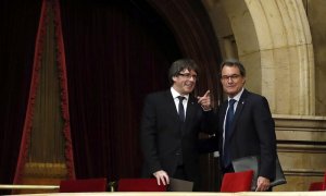 El presidente de la Generalitat, Carles Puigdemont, acompañado del expresidente Artur Mas en la tribuna de invitados del hemiciclo del Parlament.  - EFE