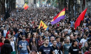 Miles de personas se han manifestado esta tarde por las calles del centro de València contra las agresiones de la ultraderecha. EFE