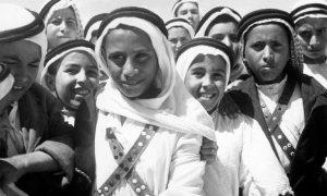 Foto tomada en 1948 de niños palestinos de Beer Sheba esperando al Comité Especial de las Naciones Unidas para Palestina, tras la partición del territorio en dos estados. AFP