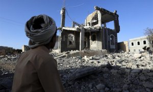 Un yemení se sienta frente a un edificio presuntamente destruido por recientes ataques aéreos, en el tercer aniversario de la campaña militar encabezada por Arabia Saudí en Yemen, en Saná, Yemen. EFE / EPA / YAHYA ARHAB
