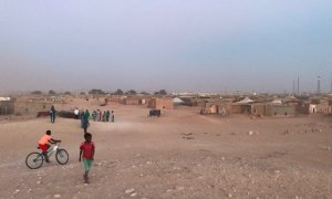 Dos niños de paseo por Smara, uno de los campamentos de refugiados saharuis en Argelia. / J.G