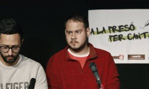 3 mar. 2018.- Los raperos Valtonyc y Pablo Hasel en un acto contra la censura celebrado en Sabadell. EFE