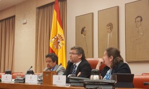 En el centro de la mesa el Relator de la ONU Fabián Salvioli - Alejandro Torrús