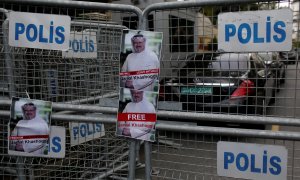 Fotos del periodista saudita Khashoggi se ubican en barreras de seguridad durante una protesta frente al Consulado Saudí en Estambul, el 8 de octubre de 2018. REUTERS