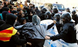 Los Mossos d'Esquadra han cargado en Barcelona contra manifestantes de los Comités de Defensa de la República (CDR) cuando intentaban romper el cordón de antidisturbios que les impedía alcanzar el Arc de Triomf, donde está previsto que concluya la marcha