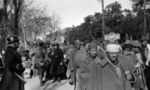 Refugiados republicanos españoles cruzan la frontera francesa por Le Perthus, tras la derrota en la Guerra Civil. AFP