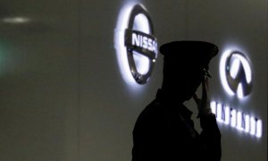 Un guardia de seguridad en la entrada de la sede de Nissan  en Yokohama. REUTERS/Toru Hanai