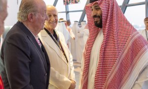 Foto distribuida por la Corte Real de Arabia Saudí del encuentro del rey Juan Carlos I con el príncipe heredero Mohammad Bin Salman, durante el Gran Premio de Fórmula 1 de Abu Dabi 2018. EFE / EPA / BANDAR ALGALOUD / SAUDI ROYAL COURT