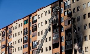 Treball dels bombers en l'extinció de l'incendi al barri de sant Roc de Badalona (Barcelonès). Quique García / EFE