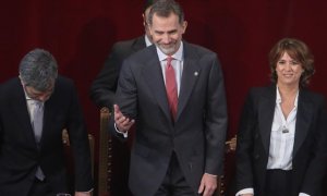 El rey Felipe VI junto a Carlos Lesmes y Dolores Delgado en la entrega de despachos a 63 nuevos jueces. /EUROPA PRESS