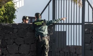 14/01/2019.- Efectivos de la Guardia Civil se personan en el domicilio de Romina Celeste, desaparecida desde la noche del pasado 31 de diciembre y donde anoche fue detenido su marido. EFE/Javier Fuentes