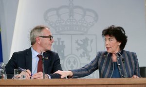 El ministro de Cultura José Guirao y la portavoz Isabel Celaá, durante la rueda de prensa tras la reunión del Consejo de Ministros, en el Palacio de La Moncloa en Madrid. EFE/Ángel Díaz