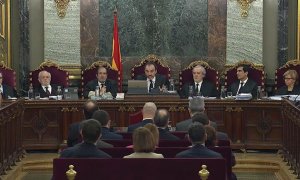 14/02/2019.- Imagen tomada de la señal institucional del Tribunal Supremo de los jueces (de izda. a dcha) Andrés Palomo, Luciano Varela, Andrés Martínez Arrieta, el presidente del tribunal Manuel Marchena, Juan Ramón Berdugo, Antonio del Moral, y Ana Ferr