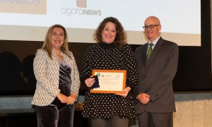 La codirectora de 'Público', Virginia Pérez Alonso, recogiendo el Premio a la Innovación entregado por la AEEPP.