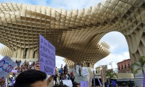 Concentración feminista en las setas de la Encarnación, Sevilla. 8-M.- RAÚL BOCANEGRA