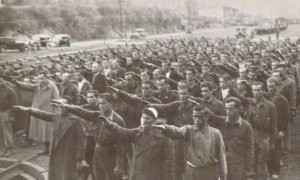 Prisioneros haciendo el saludo fascista en el campo de Concentración de Irún en Guipúzcoa (BIBLIOTECA NACIONAL DE ESPAÑA)