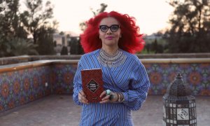 Mona Eltahawy al finalizar la entrevista en el patrio de la Fundación Tres Culturas