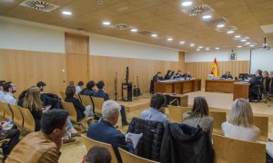 El creador de la web Seriesyonkis, Alberto García Sola (a la dcha en la primera fila), en el juicio celebrado contra él en Murcia este lunes. A su lado, Jordi Tamargo (2d), Alexis Oepfner (i) y David Martínez (2i). EFE/Cristóbal Osete