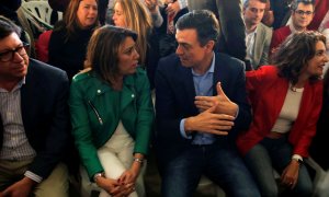 El presidente del Gobierno y secretario general del PSOE, Pedro Sánchez, junto a la líder del PSOE andaluz, Susana Díaz (i) y la ministra de Hacienda María Jesús Montero (d), al inicio del acto electoral previo al comienzo de la campaña de las elecciones