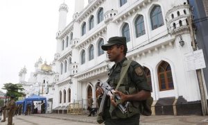 Agentes de las Fuerzas de Seguridad de Sri Lanka montan guardia en el exterior de la mezquita de Dawatagaha, este viernes en Colombo (Sri Lanka). El presidente de Sri Lanka, Maithripala Sirisena, manifestó hoy que han detectado la presencia en la isla de