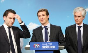 El secretario general del PP, Teododo García Egea; el presidente del PP, Pablo Casado; y el candidato del Partido Popular al Congreso de los Diputados por Madrid, Adolfo Suárez Illana, dando declaraciones tras el resultado. Jesús Hellín / Europa Press