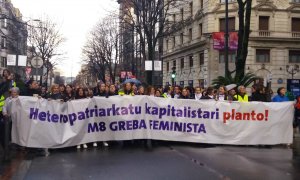 Manifestantes recorren las calles de Bilbao con motivo de la huelga feminista del 8-M. | Europa Press