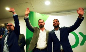 Jorge Buxadé, Santiago Abascal i Ignacio Garriga a un acte al barri barceloní de Torre Baró. EFE / ENRIC FONTCUBERTA