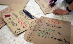 Pancartas de una de las manifestaciones de Jóvenes por el Clima. REUTERS/Sergio Perez