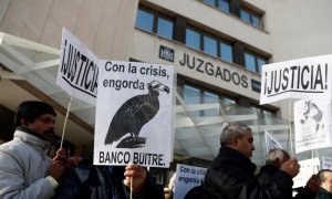 Imagen de archivo de una protesta de los afectados por la venta de 32 promociones de vivienda pública por el IVIMA. EFE/Mariscal