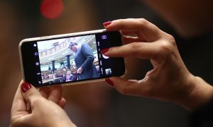 Imagen de un dispositivo tomando una fotografía en el Congreso de los Diputados. / Europa Press