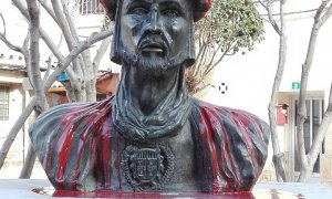 El busto de Abderramán III situado en la plaza Aragón del municipio zaragozano de Cadrete.