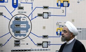 01/07/2019.- Fotografía de archivo realizada el 13 de enero de 2015 que muestra al presidente iraní, Hasán Rohaní, durante una visita a la planta nuclear de Bushehr en el sur de Irán. La República Islámica de Irán informó hoy de que ya ha superado el lím