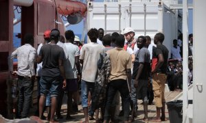 El equipo de MSF, a bordo del Ocean Viking, atiende a los migrantes rescatados el pasado 9 de agosto en el Mediterráneo.-