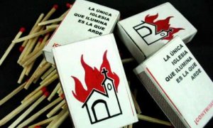 Imatge d'arxiu amb el lema antireligiós "l'única església que il·lumina és la que crema", històric de l'esquerra.