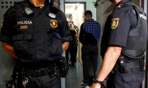 27/08/2019.- Los Mossos d'Esquadra y la Policía Nacional se han desplegado este martes en varias estaciones del Metro de Barcelona en un dispositivo conjunto contra los carteristas reincidentes, según fuentes policiales. La operación, impulsada por los Mo