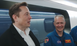 Elon Musk charla con astronautas de la NASA antes del lanzamiento de un cohete no tripulado de Space X./NASA