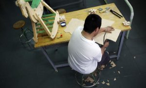 Un hombre con discapacidad psíquica trabaja en un taller de madera de un centro ocupacional para adultos con discapacidad psíquica dirigido por la Fundación Fuente Agria en Puertollano. REUTERS/Susana Vera