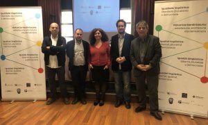 Representants del Ciemen, Òmnium Cultural, Acció Cultural del País Valencià, A Mesa (gallec), Kontseilua (euskara), Nogara (aragonès) i Iniciativa Pol Asturianu (Asturià), durant la presentació d'un manifest en defensa de la diversitat lingüística a l'Est