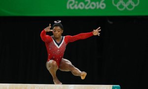 Simone Biles durante su ejercicio en barra en Río 2016.   JJ.OO.