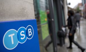 Una mujer entra en una sucursal del banco TSB en Londres. REUTERS/Neil Hall