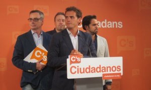 El exlíder de Ciudadanos, Albert Rivera, en el centro de la imagen junto al secretario general, José Manuel Villegas (i), el secretario de comunicación, Fernando de Páramo (d) y el exportavoz Juan Carlos Girauta (fondo).