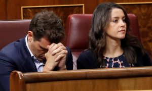 El exlíder de Ciudadanos, Albert Rivera (i) y la actual portavoz, Inés Arrimadas (d) en el hemiclo del Congreso.