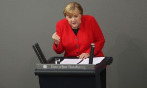 Angela Merkel interviene en el Parlamento alemán. (EFE)