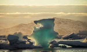 Un iceberg flota en un fiordo cerca de la localidad de Tasiilaq, en Groenlandia. (LUCAS JACKSON | EFE)