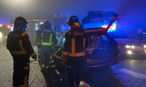 Bomberos intentan sacar al fallecido de su vehículo tras el accidente. 112 COMUNIDAD DE MADRID