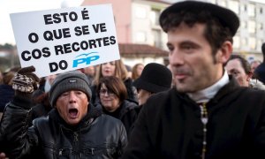 Trabajadores, familiares y usuarios del Hospital de Verín (Ourense) en el entierro simbólico del paritorio del hospital, del cerrado desde el 1 de diciembre./ Brais Lorenzo (EFE)